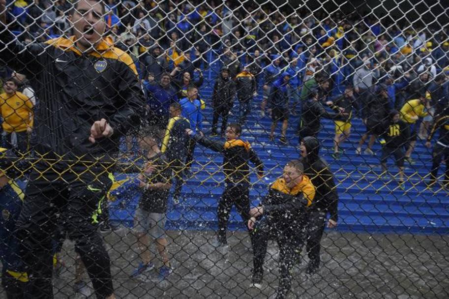 Tifosi del Boca sotto l&#39;Incredile pioggia che ha resa il campo impraticambile AP
